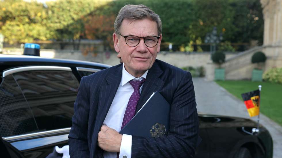epa12442092 Germany's Foreign Minister Johann Wadephul arrives for a Ministerial meeting on the implementation of the Middle East peace plan at the Quai d'Orsay, France's Ministry for Europe and Foreign Affairs, in Paris, France, 09 October 2025. Israel and Hamas on October 9, 2025 agreed a Gaza ceasefire deal to free the remaining living hostages, in a major step towards ending a war that has killed tens of thousands of people and unleashed a humanitarian catastrophe.  EPA/THOMAS SAMSON / POOL  MAXPPP OUT