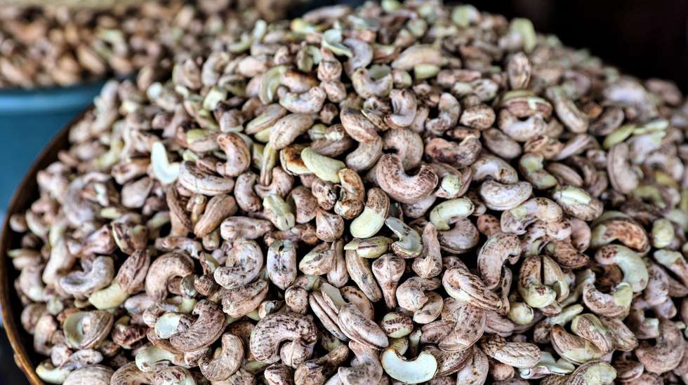 Castanha de caju exposta no mercado Fajardo, no bairro da Malanga, em Maputo, Moçambique, 16 de julho de 2025. Sentadas à porta de uma casa, em Maputo, escurecida pelo fumo da castanha assada, duas mulheres, Rosalina de nome, sustentam famílias a partir do negócio que atravessa gerações e volta a ganhar força em Moçambique: o caju. (ACOMPANHA TEXTO DA LUSA DO DIA 01 DE SETEMBRO DE 2025). LUÍSA NHANTUMBO/LUSA