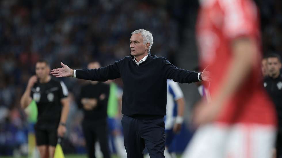 epa12433853 Benfica's head coach Jose Mourinho reacts during the Liga Portugal soccer match between FC Porto and Benfica at Dragao Stadium in Porto, Portugal, 05 October 2025.  EPA/MANUEL FERNANDO ARAUJO