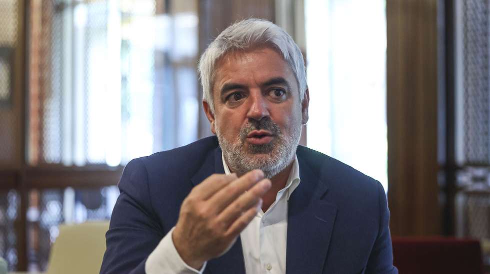 O novo presidente da câmara municipal de Viseu, João Azevedo, que foi eleito domingo pelo PS (Partido Socialista) sem maioria absoluta, durante a entrevista à Agência Lusa, Viseu, 16 de outubro de 2025. (ACOMPANHA TEXTO DA LUSA) PAULO NOVAIS/LUSA