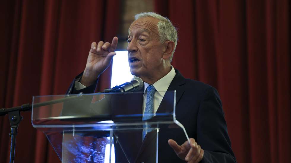 O Presidente da República, Marcelo Rebelo de Sousa, discursa durante a homenagem ao encenador Ricardo Pais, pelo Teatro Nacional São João (TNSJ), no Porto, 16 de Outubro de 2025. O TNSJ assinala os 80 anos de Ricardo Pais com o programa "RP 80", que revisita a vida e obra do encenador. ESTELA SILVA/LUSA