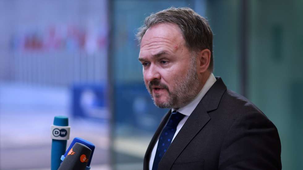 epa12466560 European Commissioner for Energy and Housing Dan Jorgensen speaks to the media before the meeting of the Foreign Affairs Council in Luxembourg City, Luxembourg, 20 October 2025. EU Foreign Affairs Ministers will discuss the Russian aggression against Ukraine,  the situation in the Middle East in the light of the latest developments.  EPA/OLIVIER HOSLET