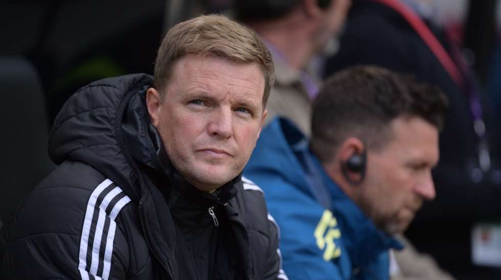 epa12412929 Newcastle manager Eddie Howe looks on prior the English Premier League soccer match between Newcastle United and Arsenal FC, in Newcastle, Britain, 28 September 2025.  EPA/GARY OAKLEY EDITORIAL USE ONLY. No use with unauthorized audio, video, data, fixture lists, club/league logos, 'live' services or NFTs. Online in-match use limited to 120 images, no video emulation. No use in betting, games or single club/league/player publications.