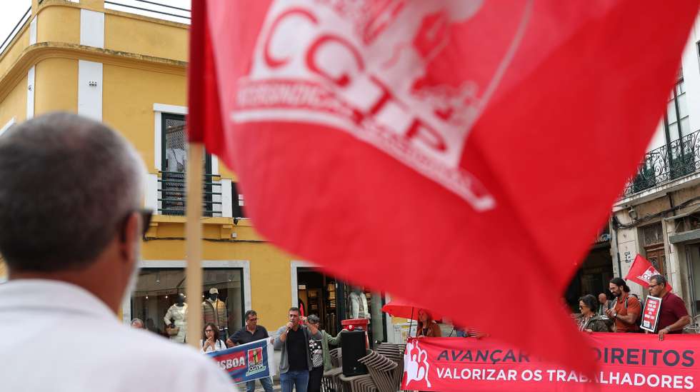 O secretário-geral da CGTP-IN, Tiago Oliveira (C), intervém no final da marcha organizada pela União de Sindicatos do distrito de Beja após um plenário distrital,  para debater a situação político-social do país e do distrito, as alterações propostas pelo governo à legislação laboral, bem como o desenvolvimento da luta reivindicativa, em Beja, 21 de outubro de 2025. NUNO VEIGA/LUSA