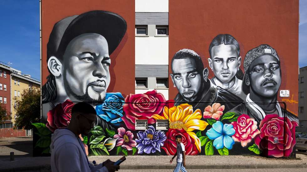 Moradores do Bairro do Zambujal prestam homenagem a Odair Moniz, natural de Cabo Verde e imigrante em Portugal, que foi alvejado por um agente da Polícia de Segurança Pública (PSP) a 21 de outubro de 2024, com a inauguração de um mural, um almoço comunitário e concertos, no Bairro do Zambujal, Amadora, 18 de outubro de 2025. JOSÉ SENA GOULÃO/LUSA