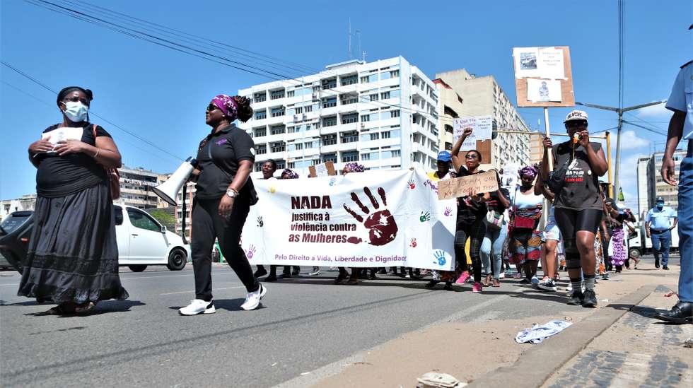 Algumas dezenas de mulheres marcharam hoje, no centro de Maputo, em repúdio pelo atropelamento, na quarta-feira, de uma jovem durante as manifestações contra o resultado eleitoral em Moçambique. Maputo, 30 de novembro de 2024. LUÍSA NHANTUMBO/LUSA