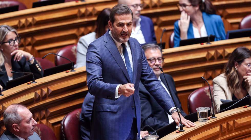 O líder parlamentar do Partido Social Democrata (PSD), Hugo Soares, intervém no debate parlamentar na Assembleia da República, em Lisboa, 25 de setembro de 2025. MIGUEL A. LOPES/LUSA