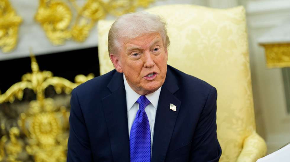 epa12474347 US President Donald J. Trump gives remarks as he meets with NATO Secretary General Mark Rutte in the Oval Office of the White House in Washington, DC, USA, 22 October 2025. The leaders met to discuss continued support for Ukraine.  EPA/AARON SCHWARTZ / POOL