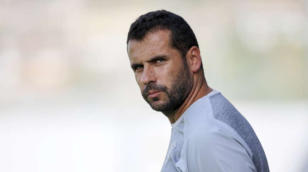 O treinador do Estrela da Amadora, João Nuno, reage durante o jogo de futebol da 3.ª eliminatória da Taça de Portugal contra o Estrela da Amadora, disputado no Estádio Municipal de Alpendorada, em Marco de Canaveses, 18 de outubro de 2025. ESTELA SILVA/LUSA