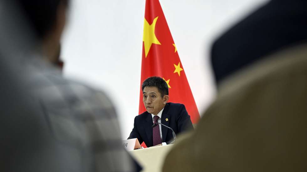 epa12380987 China's International Trade Negotiator and Commerce Vice Minister Li Chenggang holds a press conference in Madrid, Spain, 15 September 2025. The US and China reached a framework agreement on 15 September for the future of TikTok's American operations, aiming to shift ownership to an American-controlled entity, after trade talks in Madrid.  EPA/FERNANDO VILLAR
