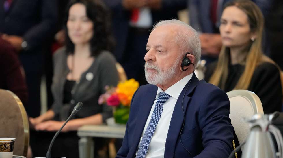 epa12480024 Brazilian President Luiz Inacio Lula da Silva, listens to a speech by Malaysian Prime Minister Anwar Ibrahim during a bilateral meeting at Sri Perdana in Putrajaya, Malaysia, 25 October 2025.  EPA/Vincent Thian / POOL