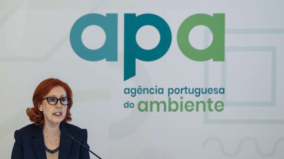 A ministra do Ambiente e Energia, Maria da Graça Carvalho, na conferência de imprensa para apresentação do balanço da época balnear 2025, resultados da fiscalização no Algarve, medidas de acesso às praias implementadas em Grândola, na Sede da Agência Portuguesa do Ambiente, em Lisboa, 27 de outubro de 2025. TIAGO PETINGA/LUSA