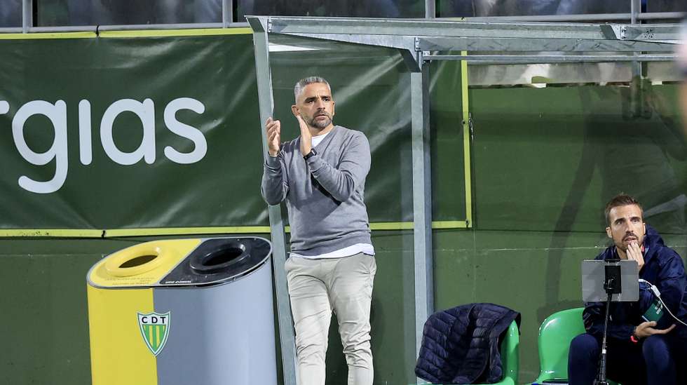 Sporting's head coach Rui Borges (L) applauds during the Portuguese First League soccer match against Tondela at João Cardoso stadium in Tondela, Portugal, 26 October 2025. JOSÉ COELHO/LUSA