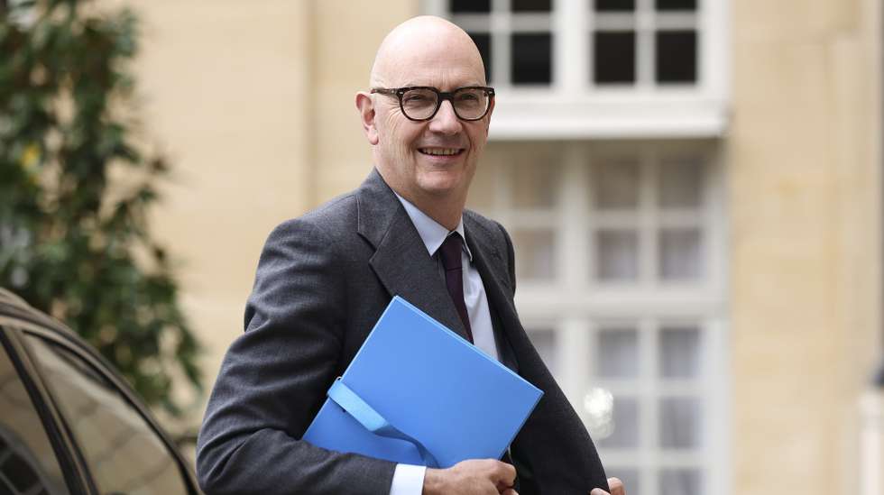 epa12450977 French Minister of Economy, Finance and Industrial, Energy and Digital Sovereignty, Roland Lescure arrives at the Hotel Matignon, in Paris, France, 13 October 2025. Sebastien Lecornu is holding the first cabinet meeting with his new ministers since his reappointment as Prime Minister of France on 10 October.  EPA/TERESA SUAREZ