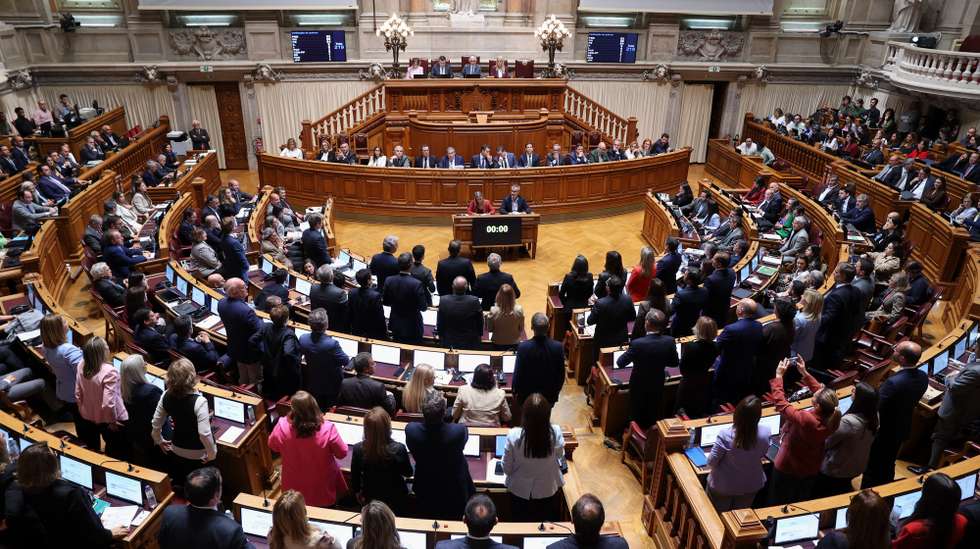 As bancadas do Partido Social Democrata (PSD), e do CDS-PP, votam a favor do Orçamento do Estado para 2026 (OE2026), durante a sessão plenária, na Assembleia da República, em Lisboa, 28 de outubro de 2025. A Assembleia da República continua hoje a debater em plenário a proposta do Governo de Orçamento do Estado para 2026. MIGUEL A. LOPES/LUSA