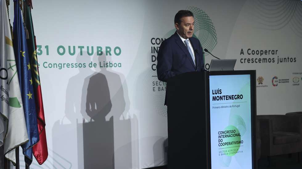 O primeiro-ministro, Luís Montenegro, discursa durante a sessão de abertura do Congresso Internacional do Cooperativismo – CONFAGRI,  em Lisboa, 30 de outubro de 2025. ANTÓNIO COTRIM/LUSA