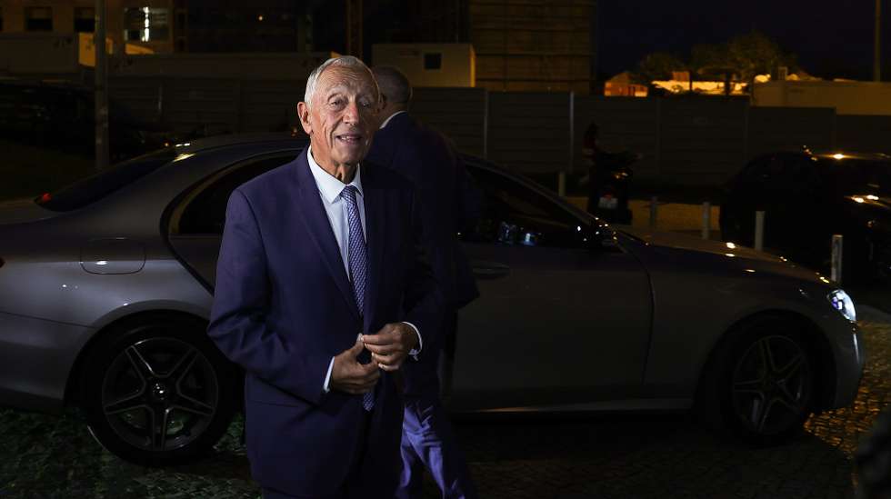 O Presidente da República, Marcelo Rebelo de Sousa, à chegada para a sessão de encerramento da Sessão pública “SMP: o tempo e o modo”, organizada pela Fundação para a Saúde – SNS, a sessão comemora o 50.º aniversário da ida de jovens médicos recém-formados para o interior do país, levando cuidados de saúde onde quase não havia médicos nem centros de saúde, facto que viria a marcar uma geração e a abrir caminho ao futuro Serviço Nacional de Saúde, no ISCTE, em Lisboa, 30 de outubro de 2025. MANUEL DE ALMEIDA/LUSA