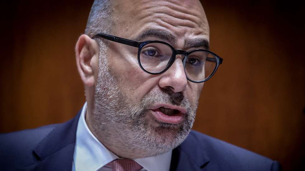 O ministro das Infraestruturas e Habitação, Miguel Pinto Luz, intervém durante a sua audição na Comissão de Orçamento, Finanças e Administração Pública, no âmbito da apreciação, na especialidade, da proposta do Orçamento do Estado, na Assembleia da República, em Lisboa, 31 de outubro de 2025. ANTÓNIO PEDRO SANTOS/LUSA