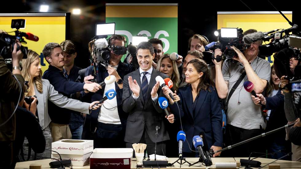 epa12492970 Party leader eader Rob Jetten cuts a cake during a D66 faction meeting in The Hague, The Netherlands, 30 October 2025, the day after the House of Representatives elections. The party celebrated a significant victory.  EPA/KOEN VAN WEEL