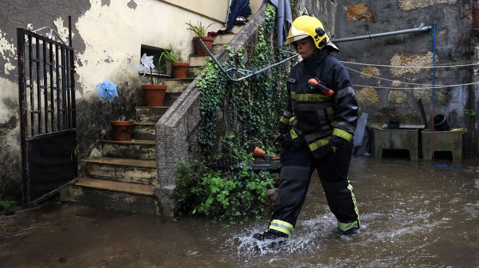 Bombeiros prestam assistência em habitações afetadas pelas chuvas da última madrugada na zona da Ribeira da Granja, em Ramalde, Porto, 31 de outubro de 2025. A chuva intensa que se fez sentiu durante a madrugada de hoje no Porto provocou mais de meia centena de ocorrências na cidade e obrigou ao corte de várias vias de circulação devido a inundações, informaram as autoridades. JOSÉ COELHO/LUSA
