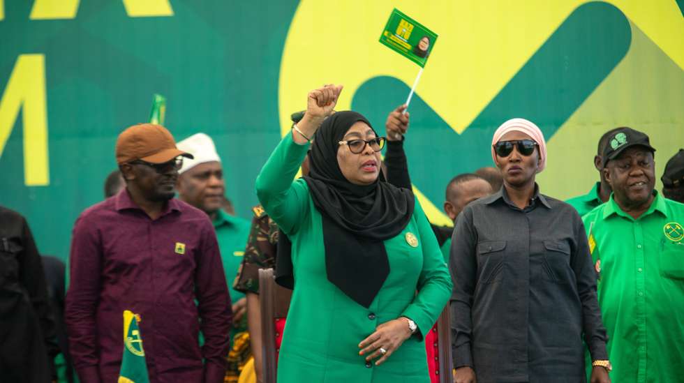 epa12330781 Tanzania's President Samia Suluhu Hassan (C) reacts during the launch of her presidential campaign rally in Dar es Salam, Tanzania, 28 August 2025. Hassan a member of the ruling Chama Cha Mapinduzi party launched her first presidential bid. She assumed the office in 2021 following the death of her predecessor John Magufuli.  EPA/ANTHONY SIAME