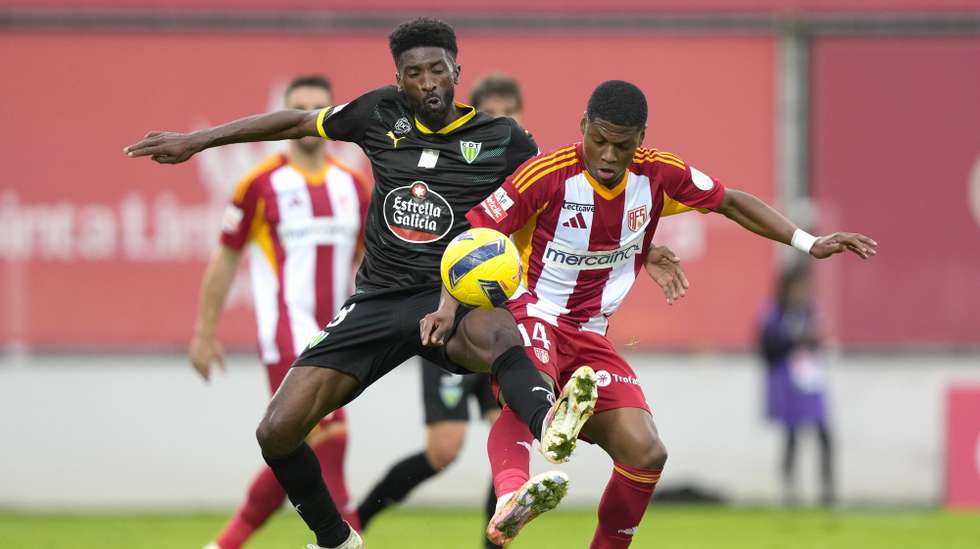O jogador do AVS, Óscar Perea (D), em ação contra o jogador do Tondela, Hélder Tavares, durante o jogo da 10.ª jornada da I Liga de futebol, realizado no Estádio do Clube Desportivo das Aves, em Santo Tirso, 2 de novembro de 2025. HUGO DELGADO/LUSA
