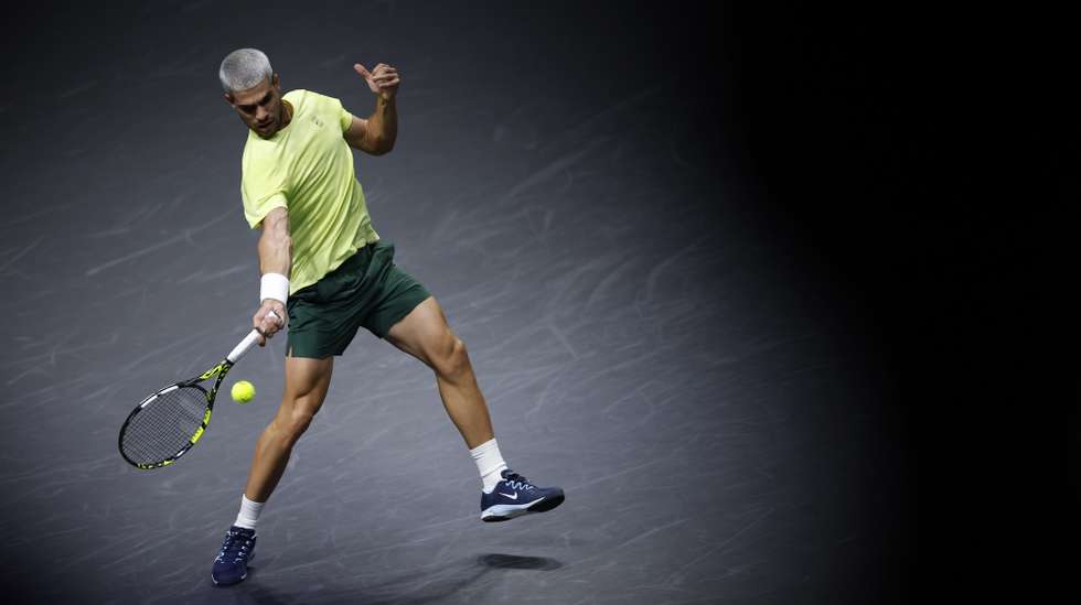 epaselect epa12488186 Carlos Alcaraz of Spain in action during his second round match against Cameron Norrie of Great Britain at the ATP Paris Masters tennis tournament in Nanterre, outside Paris, France, 28 October 2025.  EPA/YOAN VALAT
