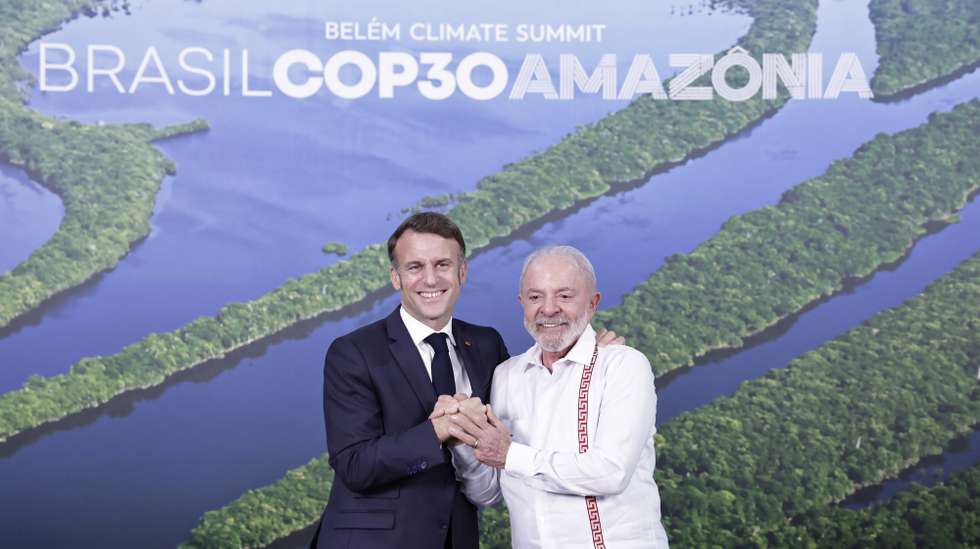 epa12509530 Brazilian President Luiz Inacio Lula da Silva (R) poses with French President Emmanuel Macron at the opening of the COP30 leaders' summit in Belem, Brazil, 06 November 2025. The COP30 Leaders' Summit precedes the main 30th United Nations Climate Change Conference in Belem, Brazil. The conference, running from 10 to 21 November is strategically located at the gateway to the Amazon rainforest.  EPA/ANDRE COELHO