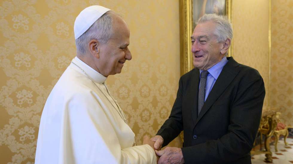 epa12510837 A handout picture provided by the Vatican Media shows Pope Leo XIV (L) receiving in audience US actor Robert De Niro (R) at the Apostolic Palace in Vatican City, 07 November 2025.  EPA/VATICAN MEDIA HANDOUT HANDOUT EDITORIAL USE ONLY/NO SALES