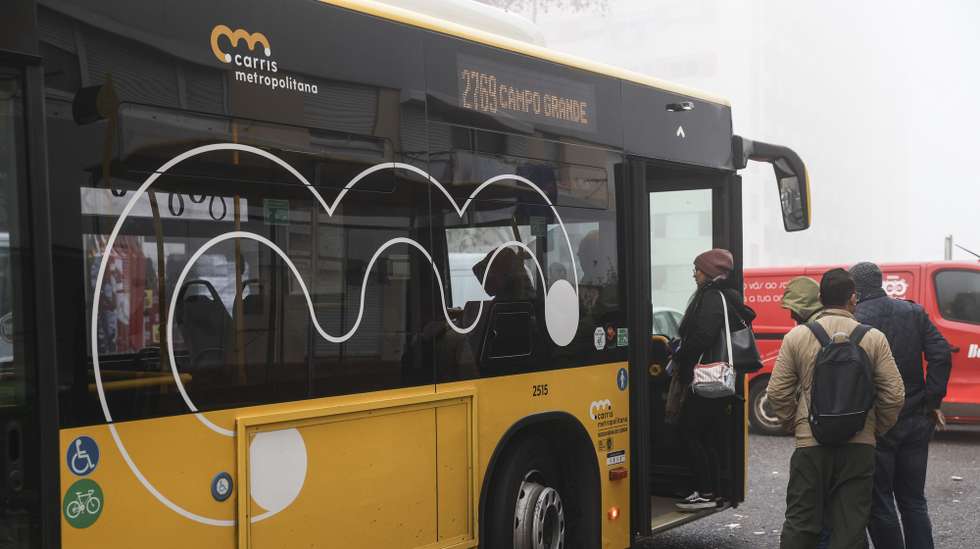 Passageiros entram num autocarro da Carris Metropolitana em serviço na área de Lisboa, 27 de dezembro de 2023. A Carris Metropolitana é uma iniciativa dos 18 municípios do coletivo rodoviário de passageiros na Área Metropolitana de Lisboa (AML) que, através da Transportes Metropolitanos de Lisboa, funde a operação de transporte público rodoviário de toda a AML numa só imagem e serviço. (ACOMPANHA TEXTO DA LUSA DO DIA 30 DE DEZEMBRO DE 2023). MIGUEL A. LOPES/LUSA
