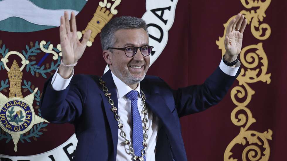 O presidente da Câmara Municipal de Lisboa, Carlos Moedas, durante a cerimónia de instalação dos Órgãos do Município de Lisboa 2025/2029, em Lisboa, 11 de novembro de 2025. Nas eleições de 12 de outubro, o social-democrata Carlos Moedas foi reeleito presidente da Câmara Municipal de Lisboa, através da candidatura “Por ti, Lisboa” - PSD/CDS-PP/IL, que obteve 110.586 votos (41,69%) e conseguiu oito mandatos, mais um do que os sete alcançados em 2021, ficando a um de obter maioria absoluta, o que exigiria a eleição de nove dos 17 membros que compõem o executivo da capital. ANTÓNIO COTRIM/LUSA