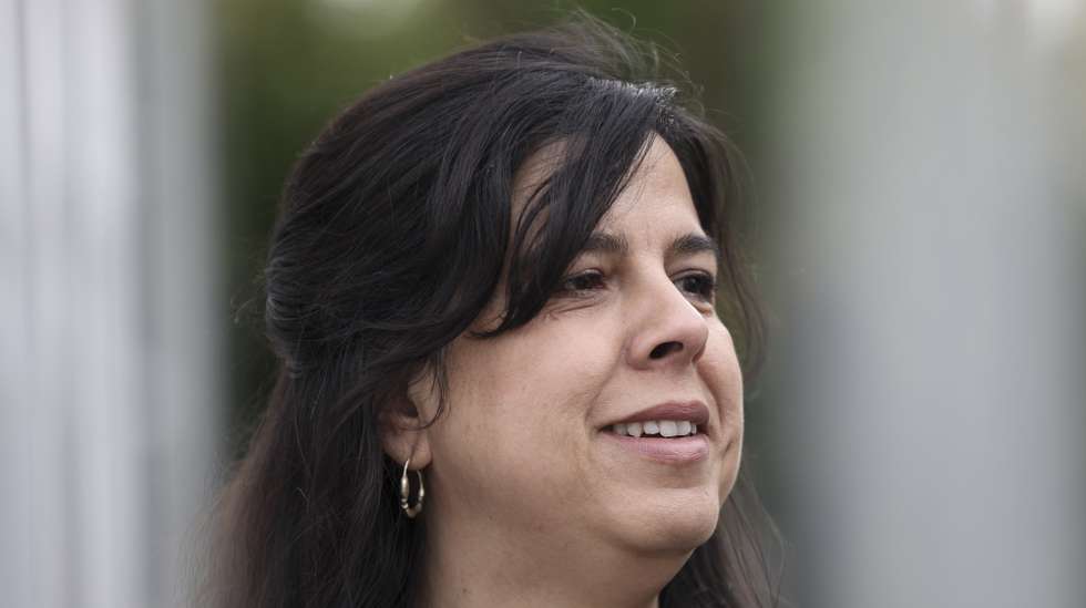 A líder do Pessoas-Animais-Natureza (PAN), Inês de Sousa Real, durante uma visita à Associação Solidariedade e Desenvolvimento do Laranjeiro, no âmbito das eleições autárquicas que se irão realizar a 12 de outubro, Almada, 09 de outubro de 2025. Mais de 9,3 milhões de eleitores estão inscritos para votar nas eleições autárquicas de 12 de outubro, dos quais mais de 41 mil são cidadãos estrangeiros recenseados em Portugal. CARLOS M. ALMEIDA/LUSA