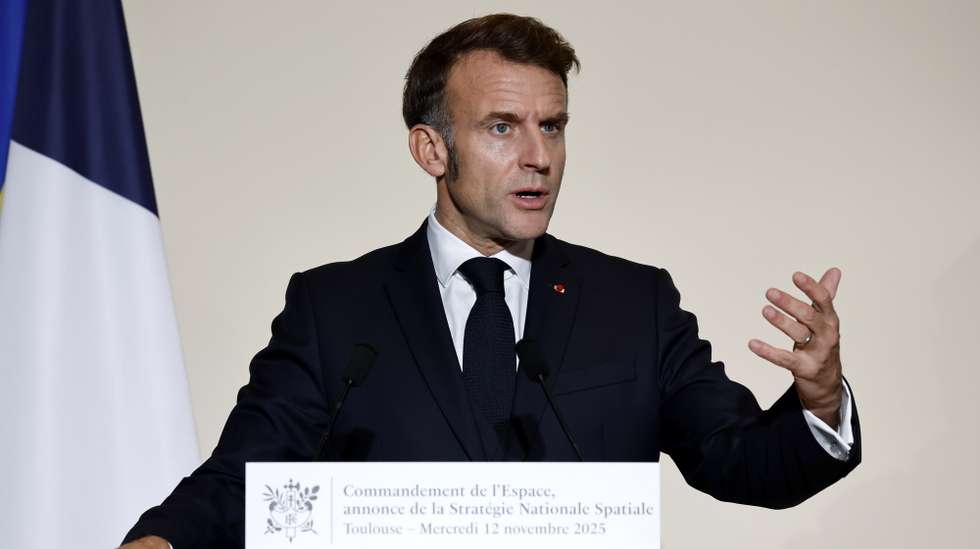 epa12521078 French President Emmanuel Macron delivers a speech at the Air Base 101 to inaugurate the French Space Command, in Toulouse, France, 12 November 2025.  EPA/GUILLAUME HORCAJUELO / POOL