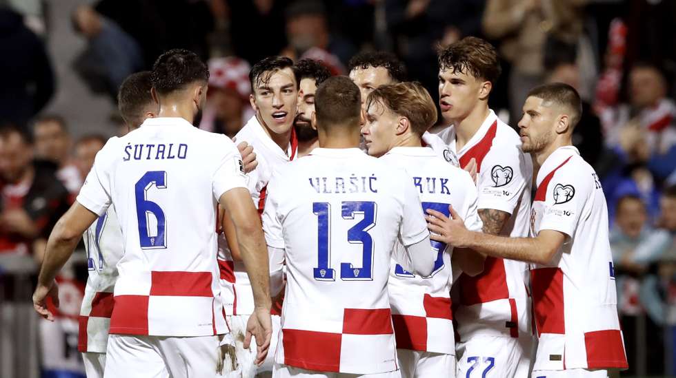 epa12527092 Croatia's Nikola Vlasic (C) celebrates with teammates after scoring the 3-1 goal during the FIFA World Cup 26 UEFA qualifier between Croatia and Faroe Islands in Rijeka, Croatia, 14 November 2025.  EPA/ANTONIO BAT