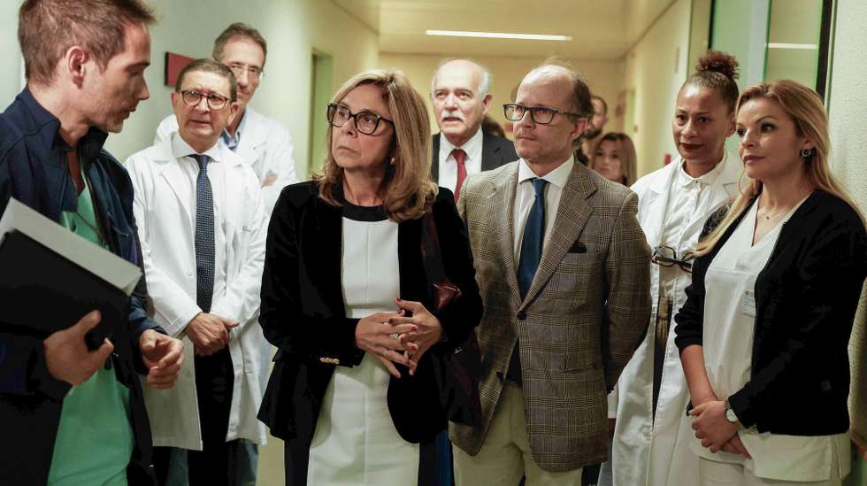 Ministra da Saúde, Ana Paula Martins (C) durante a visita ao hospital de Portimão, no âmbito de várias visitas a unidades de saúde de preparação do Serviço Nacional de Saúde ( SNS) para o período de inverno, 17 de novembro de 2025. LUÍS FORRA / LUSA