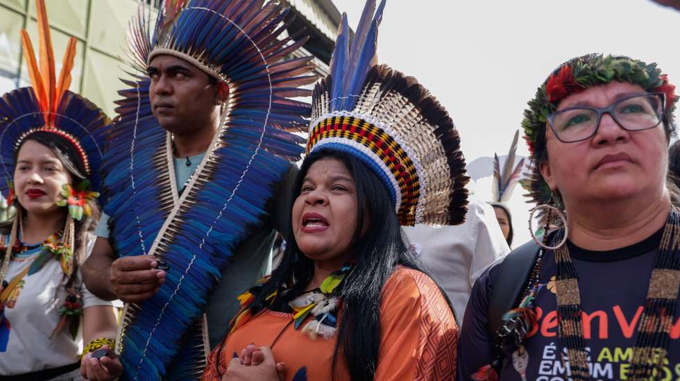 epa12531573 Minister of Indigenous Peoples Sonia Guajajara (C) participates in the Global Climate March 'We Are the Answer' at COP30 Village in Belem, Brazil, 17 November 2025.  EPA/FARGA ALVES