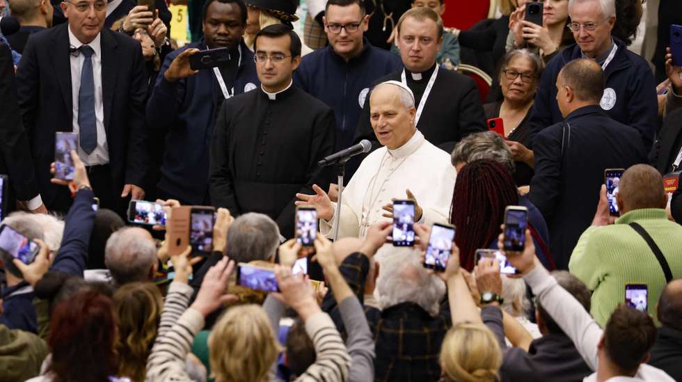 epaselect epa12529090 Pope Leo XIV attends a lunch with the poor on the occasion of the Jubilee of the Poor and the 9th World Day of the Poor inside the Paul VI Hall, Vatican City, 16 November 2025.  EPA/FABIO FRUSTACI