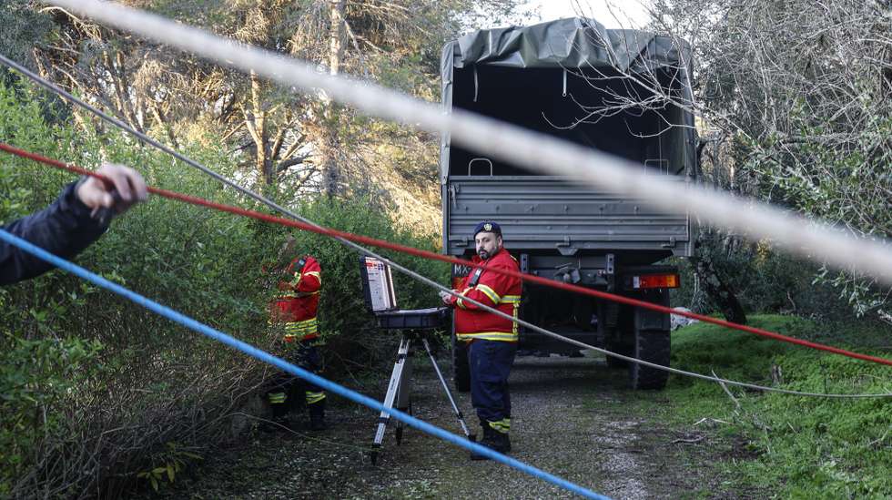 Bombeiros voluntários de Campo de Ourique durante o exercício nacional "Fénix", no âmbito do Apoio Militar de Emergência, no Parque Florestal de Monsanto, em Lisboa, 18 de novembro de 2025. O exercício decorreu na região de Lisboa, envolvendo mais de 300 operacionais e mais de 100 viaturas, com o objetivo de testar e validar a resposta coordenada do Sistema de Apoio Militar de Emergência do Exército às solicitações de apoio da Autoridade Nacional de Emergência e Proteção Civil (ANEPC), em reação a um cenário de sismo de grande magnitude na sub-região de Lisboa. (ACOMPANHA TEXTO DA LUSA DE 19-11-2025) ANTÓNIO PEDRO SANTOS/LUSA