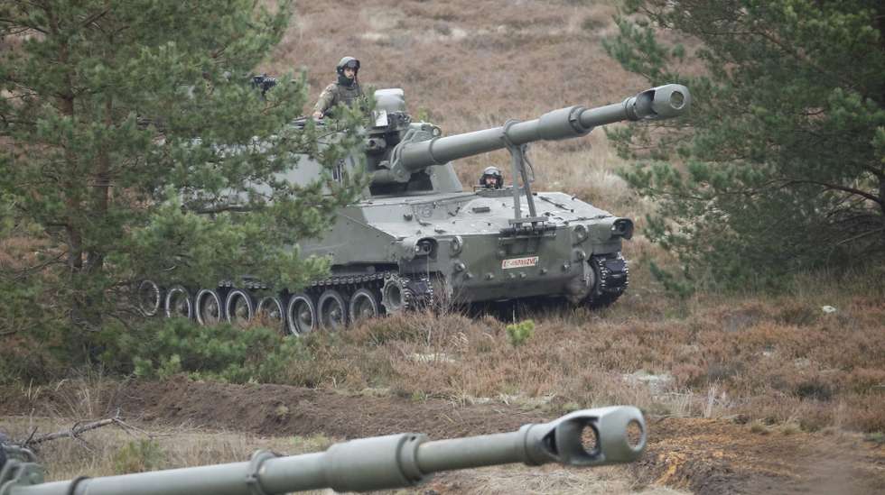 epa12514196 Spanish Army servicemen of NATO Multinational Brigade Latvia (MNB-LVA) with their self-propelled howitzer M-109 participate in military exercise Resolute Warrior in Adazi Military Base, Latvia, 09 November 2025. MNB-LVA conducts exercise Resolute Warrior in Latvia from 02 till 10 November to test and improve its combat capabilities.  EPA/TOMS KALNINS