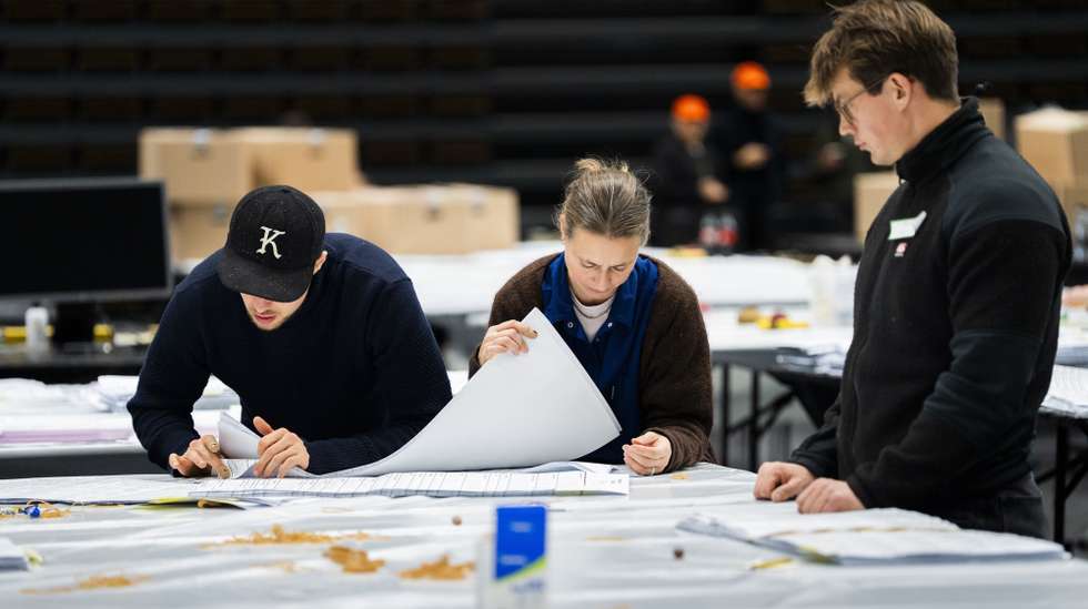 epa12535450 Electoral workers recount ballots at the Valby Hall, the day after local elections in Copenhagen, Denmark, 19 November 2025. Danish local elections were held on 18 November to elect members of the 98 municipal councils and regional councils for the 2026-2029 term of office.  EPA/MARTIN SYLVEST  DENMARK OUT