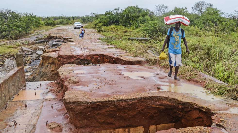 Danos provocados pela chuva após o ciclone Kenneth na via que liga Metuge à estrada nacional 1 (EN1) no Norte de Moçambique, Metuge, Cabo Delgado, 29 de abril de 2019. A ligação dava acesso ao distrito de Quissanga e ao cais das embarcações para a Ilha do Ibo, dois dos pontos mais necessitados de ajuda humanitária. ANTÓNIO SILVA/LUSA