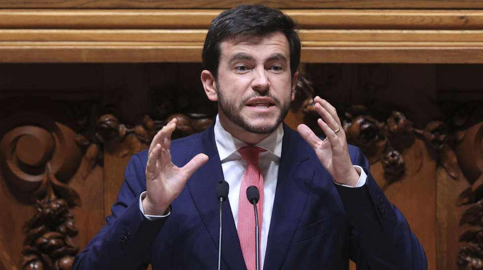 O deputado do PS Miguel Costa Matos intervém durante a sessão plenária de discussão do programa de Governo,com a presença do primeiro-ministro, Luís Montenegro (ausente na foto), na Assembleia da República, em Lisboa, 11 de abril de 2024. ANTÓNIO COTRIM/LUSA