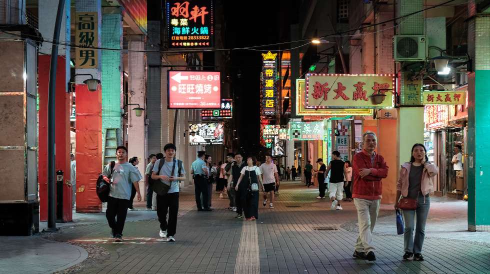 As ruas do NAPE e do ZAPE estão com poucos residentes e turistas a circularem à noite, Macau, 2 de outubro de 2025. O fim dos casinos-satélite vai trazer problemas para o comércio em geral e para as lojas de penhores, em Macau. (ACOMPANHA TEXTO DA LUSA DE 05-10-2025) GONÇALO LOBO PINHEIRO/LUSA