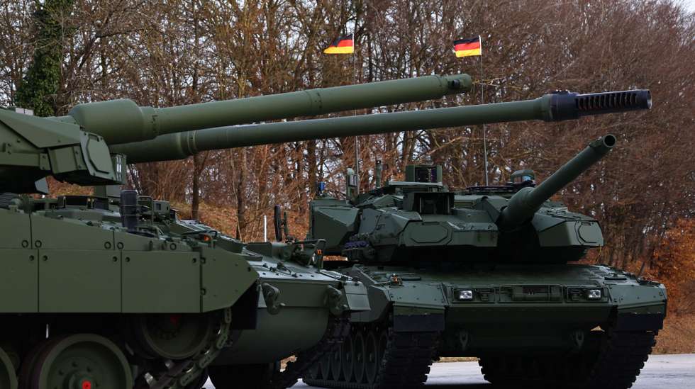 epa12536010 Leopard 2A8 main battle tank and PzH 2000 self-propelled howitzer are seen during a rollout event in Munich, Germany, 19 November 2024. The German Armed Forces have ordered a total of 123 Leopard 2A8 tanks for their armored units, and no Leopard 2 battle tanks have been produced for the German Armed Forces since 1992.  EPA/ANNA SZILAGYI