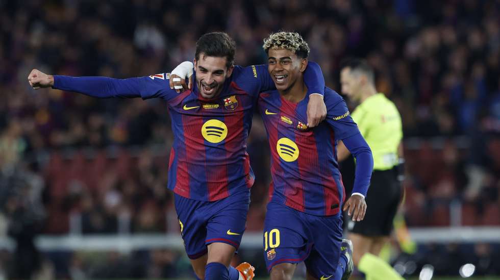 epa12542709 FC Barcelona's Ferran Torres (L) celebrates with teammate Lamine Yamal after scoring during during the Spanish LaLiga soccer match between FC Barcelona and Athletic Bilbao at Spotify Camp Nou stadium in Barcelona, Spain on 22 November 2025.  EPA/QUIQUE GARCIA