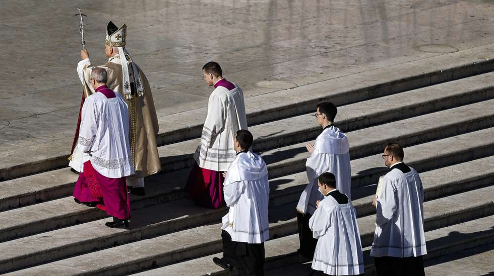 epa12543982 Pope Leo XIV leaves after the Angelus prayer, traditional Sunday's prayer, in Saint Peter's Square, in Vatican City, 23 November 2025.  EPA/ANGELO CARCONI