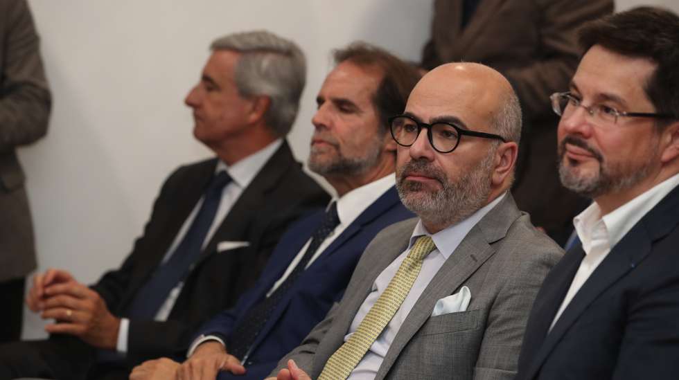 0 ministro das Infraestruturas e Habitação, Miguel Pinto Luz (2-D), acompanhado pelo presidente do Governo Regional da Madeira, Miguel Albuquerque (2-E), durante a cerimónia de comemoração dos 5 milhões de passageiros do Aeroporto da Madeira, em Santa Cruz, 25 de novembro de 2025. HOMEM DE GOUVEIA/LUSA