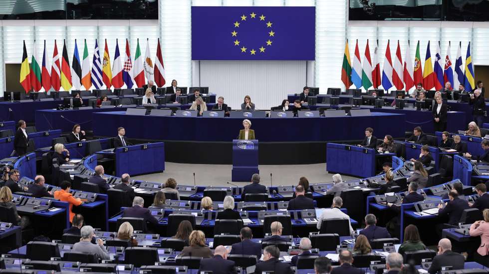 epa12549376 European Commission President Ursula von der Leyen speaks during a debate on 'EU position on the proposed plan and EU engagement towards a just and lasting peace for Ukraine' at the European Parliament in Strasbourg, France, 26 November 2025. The current plenary session runs from 24 until 27 November 2025.  EPA/RONALD WITTEK