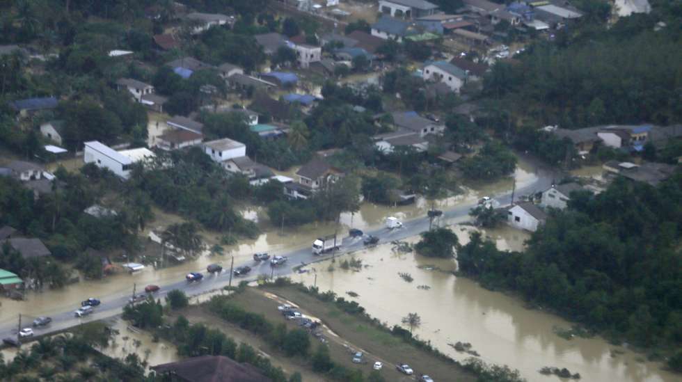 epa12552703 An aerial view of a flooded area in Hat Yai, Songkhla province, southern Thailand, 27 November 2025. Severe flooding across nine southern provinces in Thailand have killed at least 33 people and affected over 2.7 million residents, according to the country's Public Health Ministry.  EPA/NARONG SANGNAK -- BEST QUALITY AVAILABLE