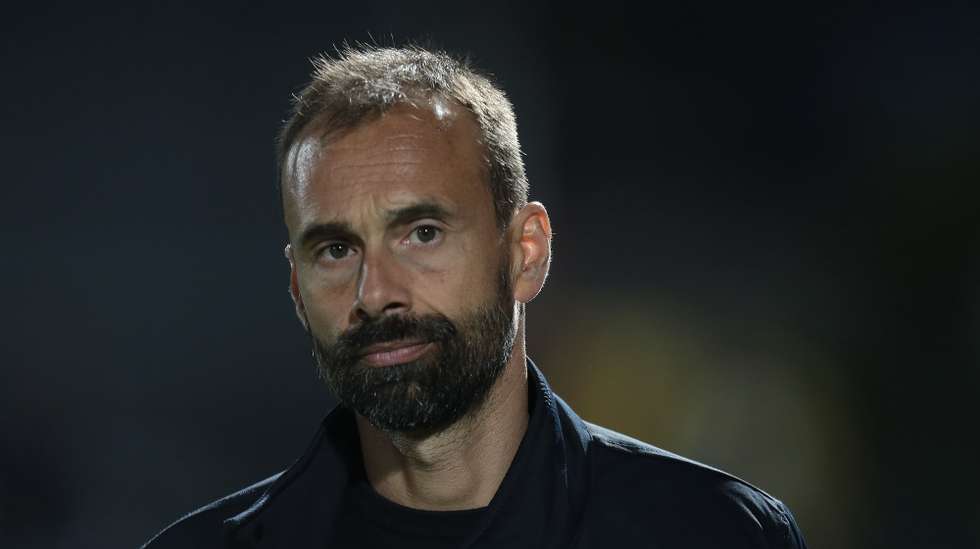 epa12514683 Famalicao's head coach Hugo Oliveira looks on during the Portuguese First League soccer between FC Porto and Famalicao in Porto, Portugal, 09 November 2025.  EPA/MANUEL FERNANDO ARAUJO